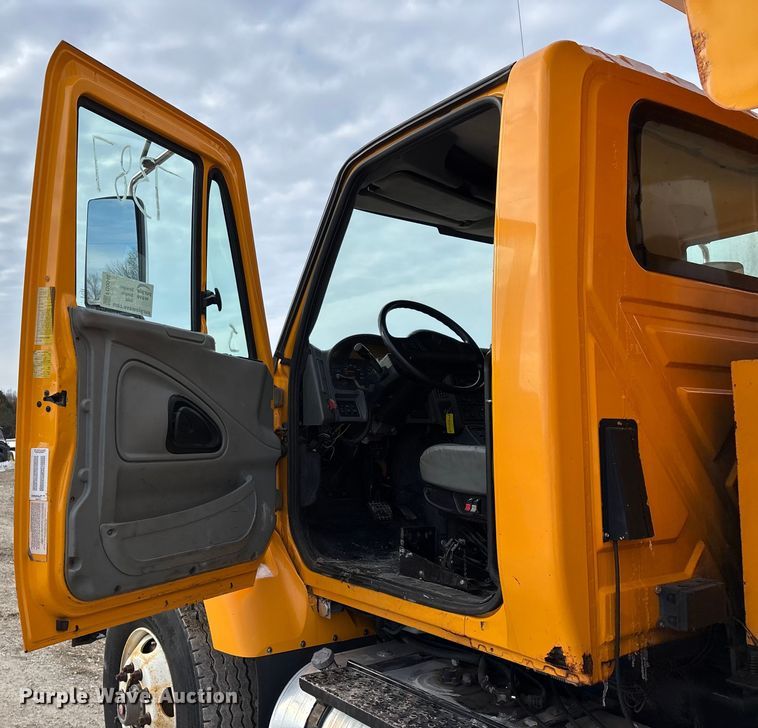 image for item FG0046 2006 International 7400 dump truck