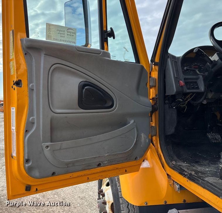 image for item FG0046 2006 International 7400 dump truck