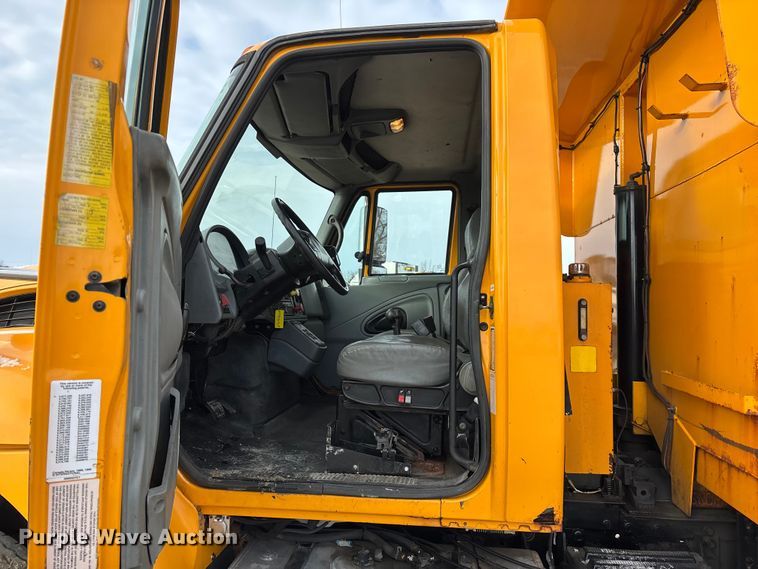 image for item FG0046 2006 International 7400 dump truck