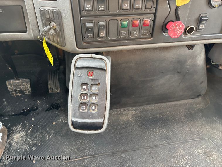 image for item FG0046 2006 International 7400 dump truck