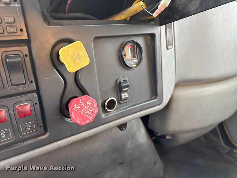 image for item FG0046 2006 International 7400 dump truck