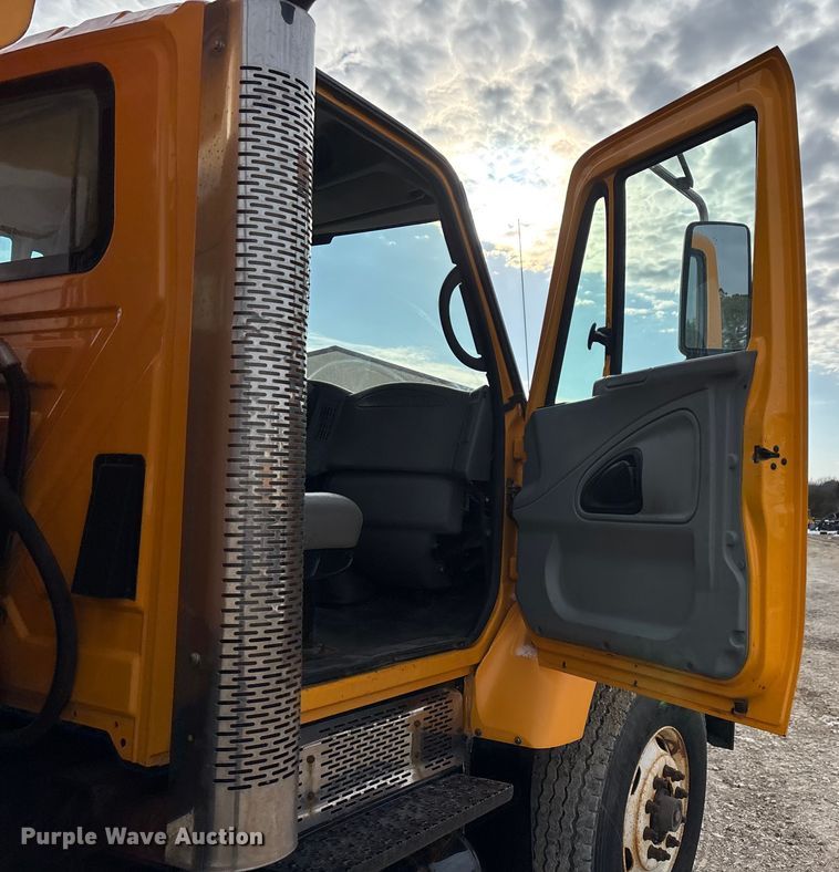 image for item FG0046 2006 International 7400 dump truck