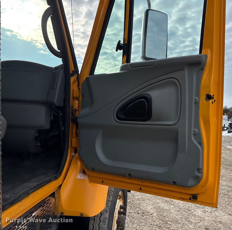 image for item FG0046 2006 International 7400 dump truck