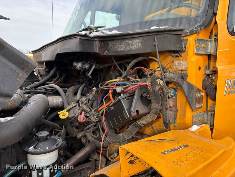 image for item FG0046 2006 International 7400 dump truck