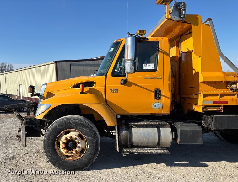 image for item FG0054 2006 International 7400 dump truck