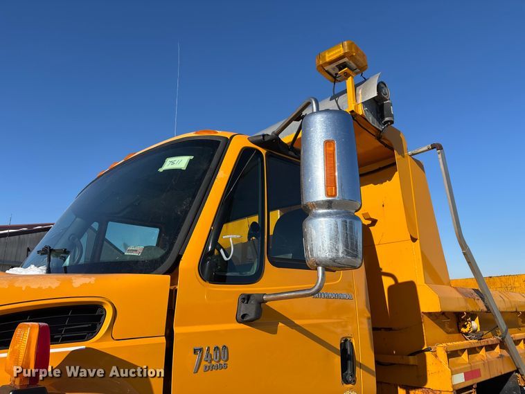 image for item FG0054 2006 International 7400 dump truck