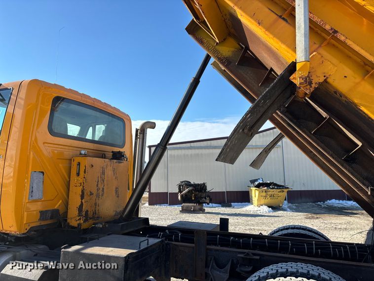 image for item FG0054 2006 International 7400 dump truck