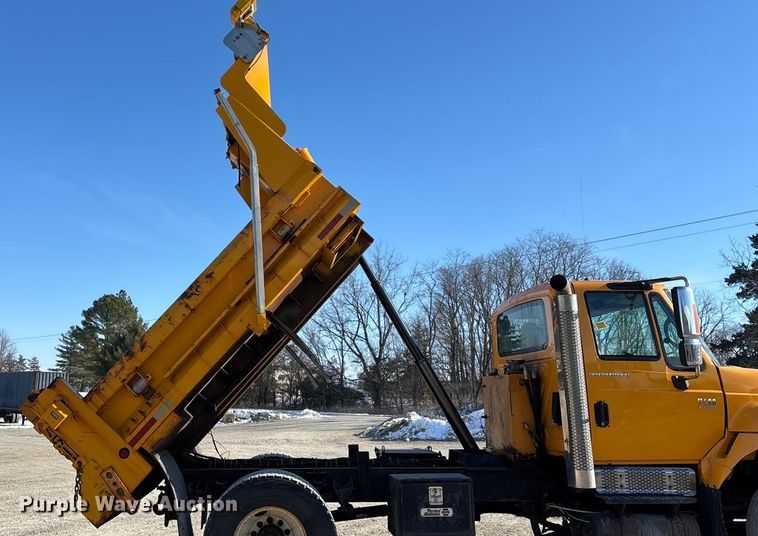 image for item FG0054 2006 International 7400 dump truck