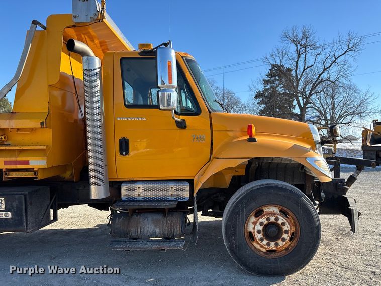 image for item FG0054 2006 International 7400 dump truck