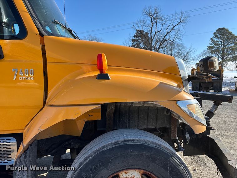 image for item FG0054 2006 International 7400 dump truck