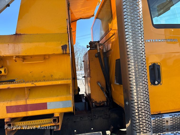 image for item FG0054 2006 International 7400 dump truck