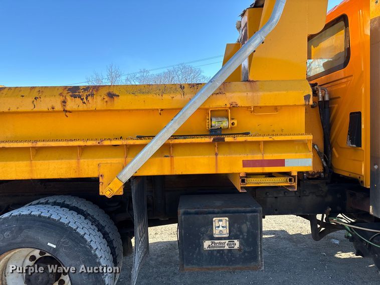 image for item FG0054 2006 International 7400 dump truck