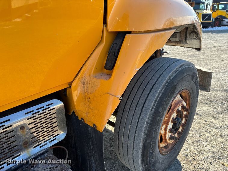 image for item FG0054 2006 International 7400 dump truck