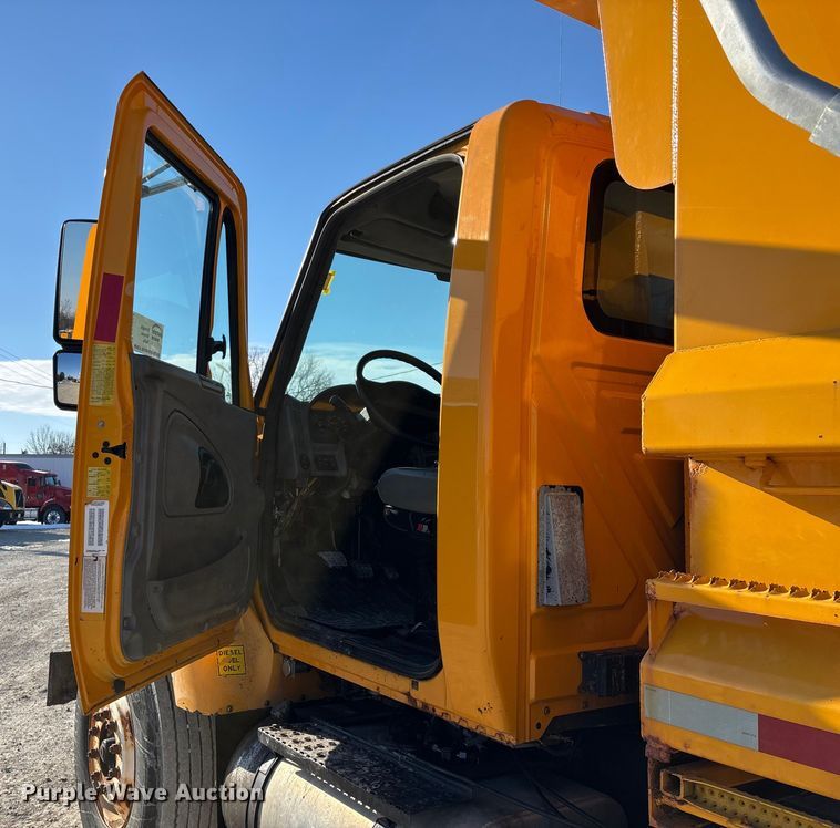 image for item FG0054 2006 International 7400 dump truck