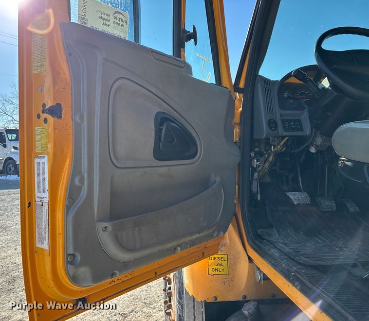 image for item FG0054 2006 International 7400 dump truck