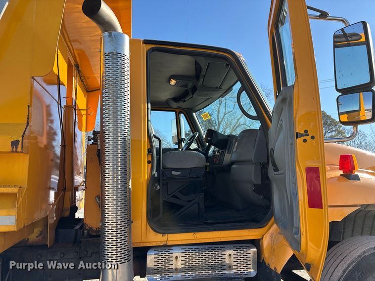 image for item FG0054 2006 International 7400 dump truck