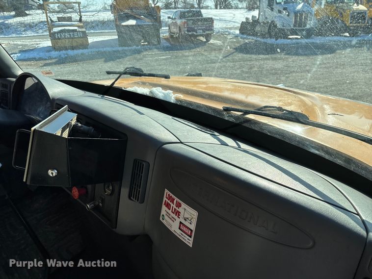 image for item FG0054 2006 International 7400 dump truck