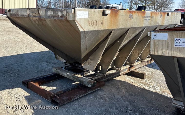 image for item FG0055 (6) spreader beds and (5) snow plows 