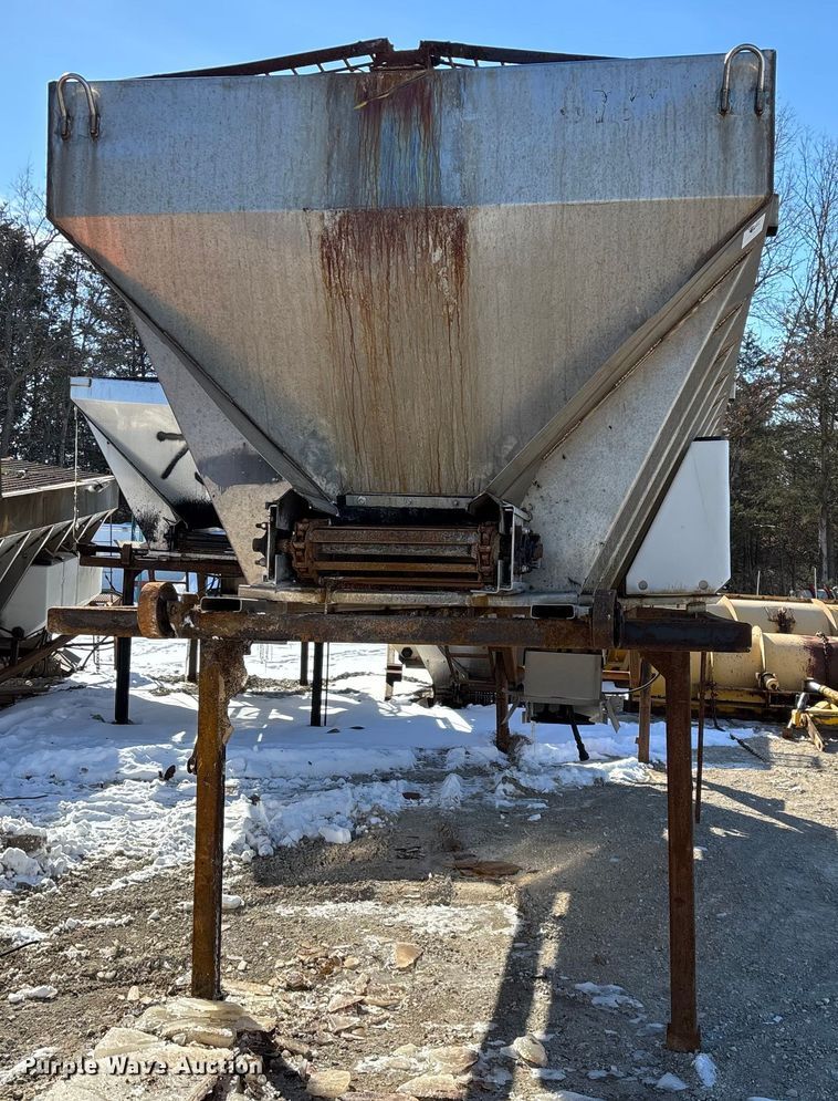 image for item FG0055 (6) spreader beds and (5) snow plows 