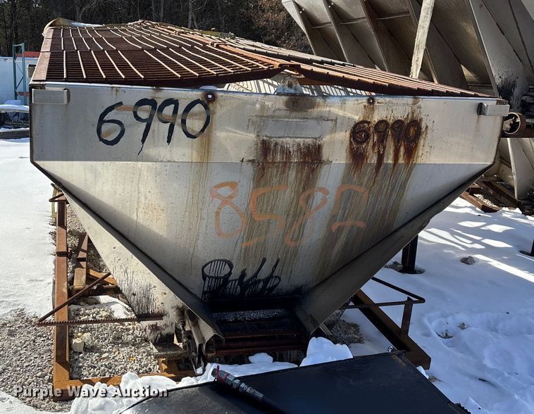 image for item FG0055 (6) spreader beds and (5) snow plows 