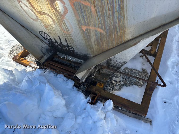 image for item FG0055 (6) spreader beds and (5) snow plows 