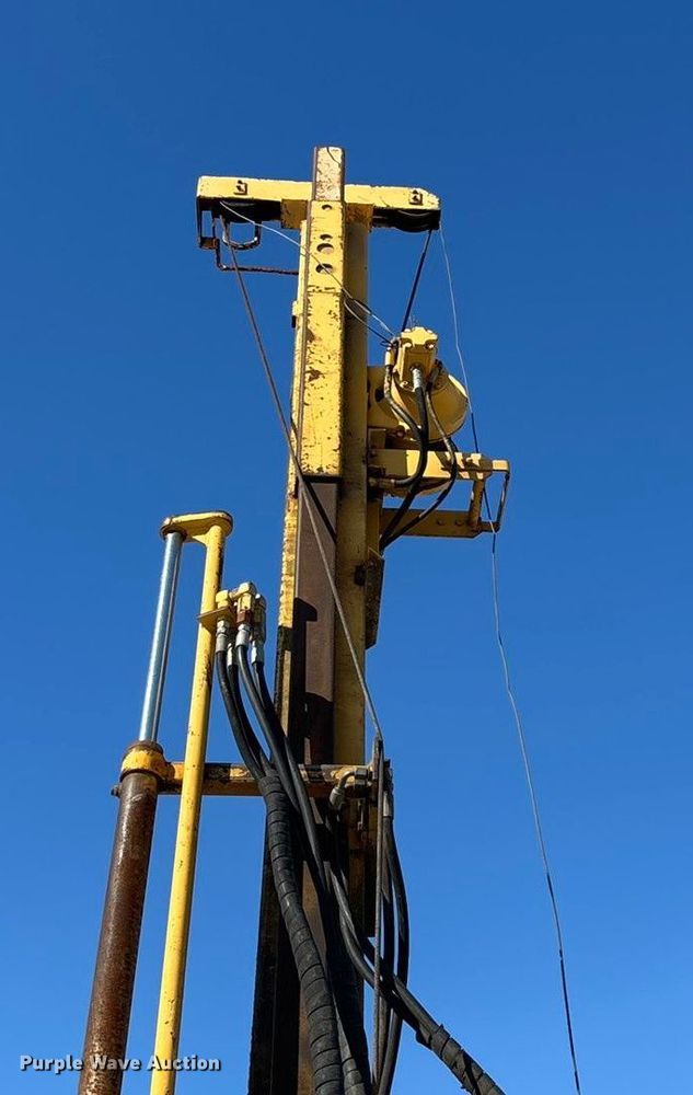 image for item FG0056 Simco 4000 TR-2 drilling rig
