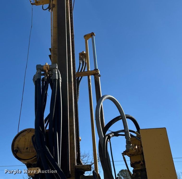 image for item FG0056 Simco 4000 TR-2 drilling rig