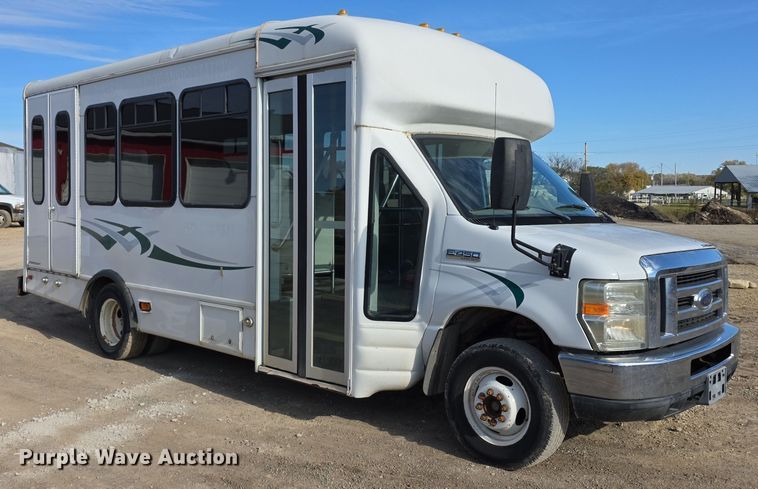 image for item FI0601 2008 Ford E450 Super Duty shuttle bus