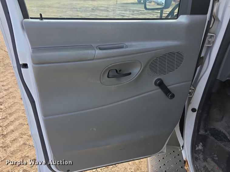 image for item FI0601 2008 Ford E450 Super Duty shuttle bus