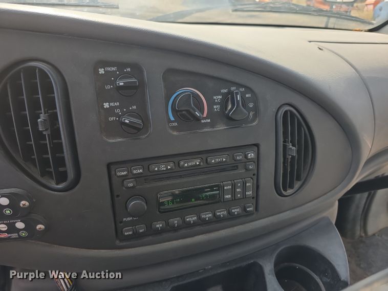 image for item FI0601 2008 Ford E450 Super Duty shuttle bus