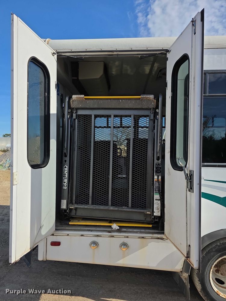 image for item FI0601 2008 Ford E450 Super Duty shuttle bus