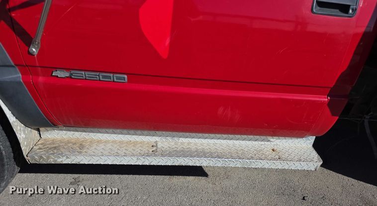 image for item FI0802 2000 Chevrolet K3500 flatbed pickup truck