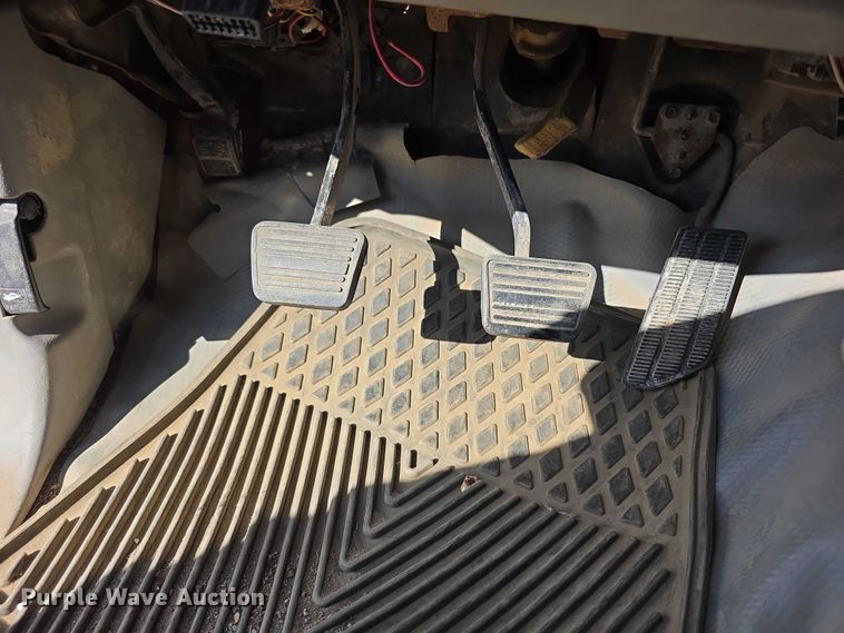 image for item FI0802 2000 Chevrolet K3500 flatbed pickup truck