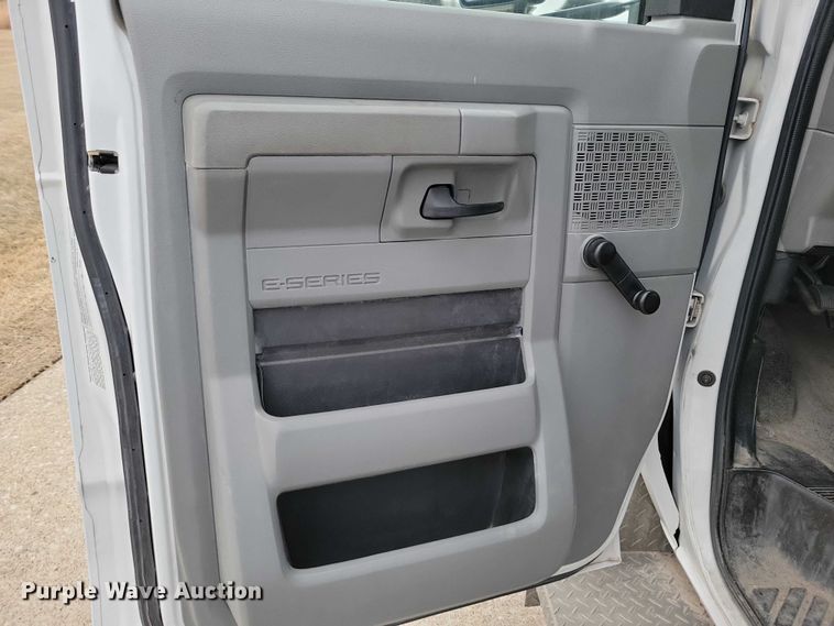 image for item NO9961 2011 Supreme E450 shuttle bus