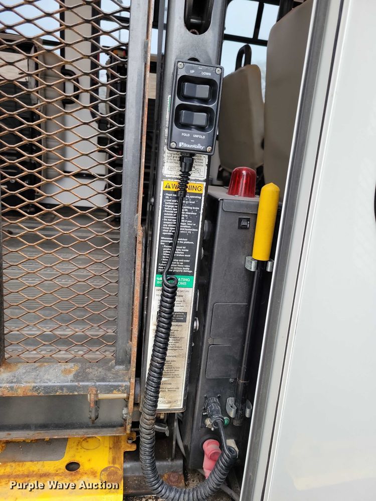 image for item NO9961 2011 Supreme E450 shuttle bus