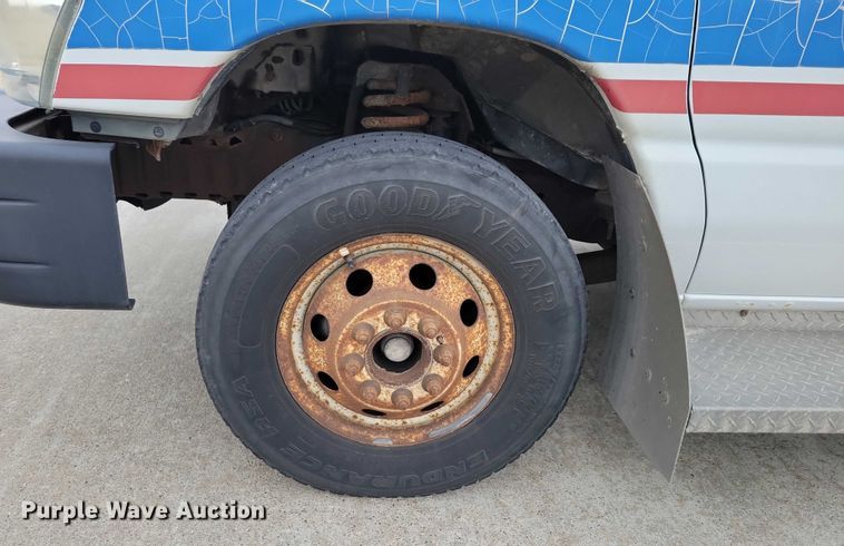 image for item NO9961 2011 Supreme E450 shuttle bus