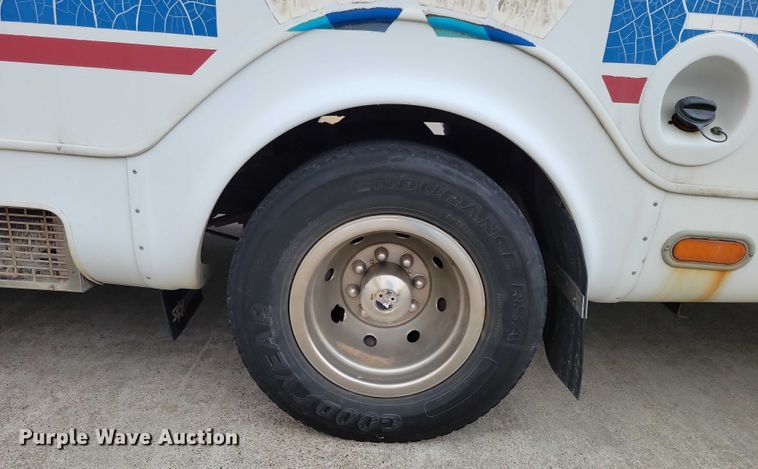 image for item NO9961 2011 Supreme E450 shuttle bus