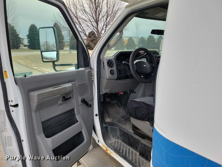 image for item NO9962 2011 Supreme E450 shuttle bus