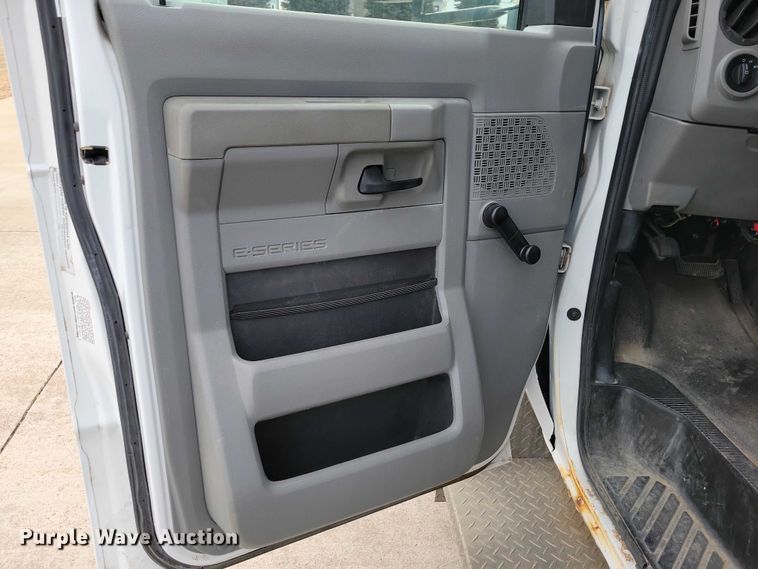 image for item NO9962 2011 Supreme E450 shuttle bus