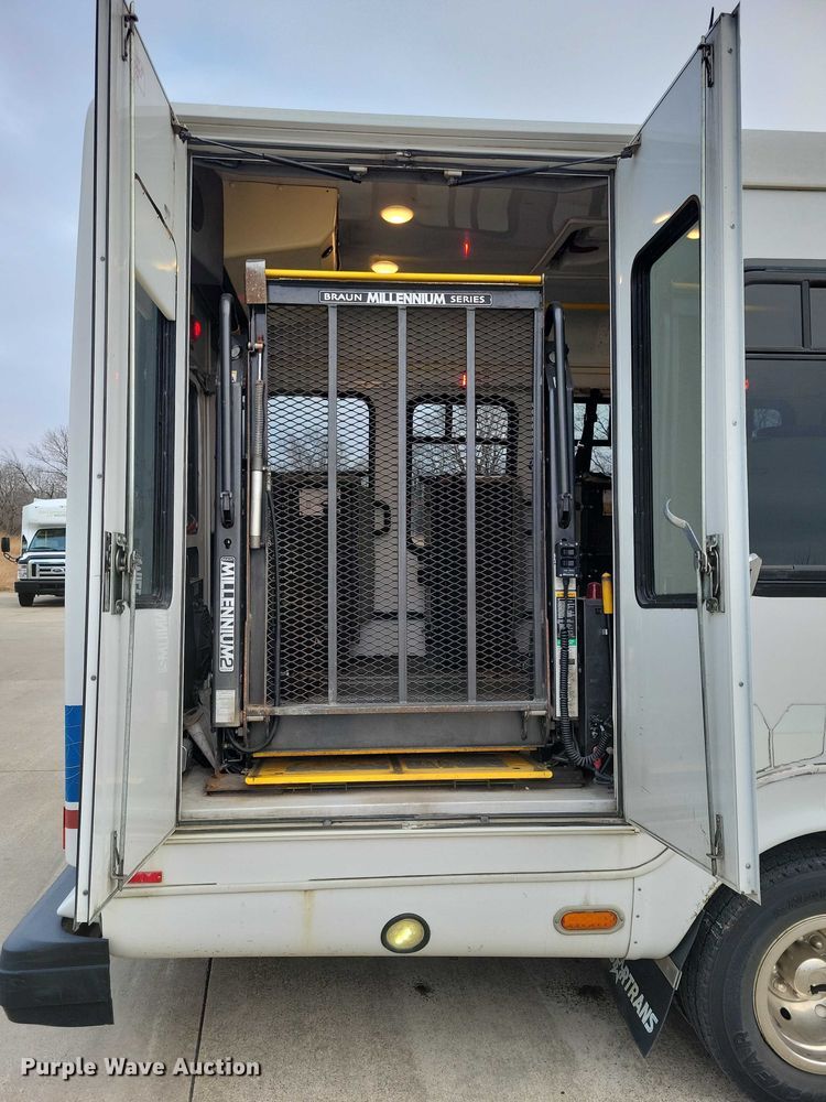 image for item NO9962 2011 Supreme E450 shuttle bus