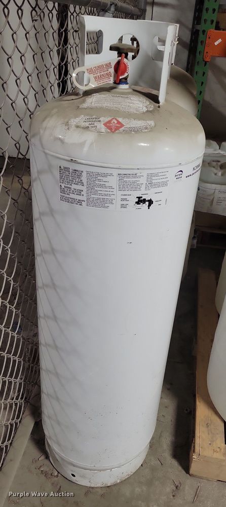 image for item NO9966 (3) propane tanks