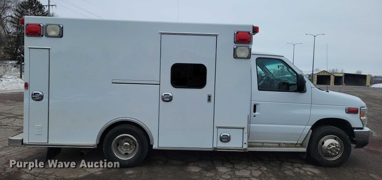 image for item NO9992 2010 Ford E350 ambulance