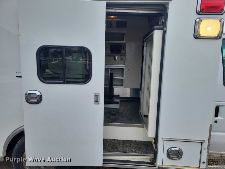 image for item NO9992 2010 Ford E350 ambulance