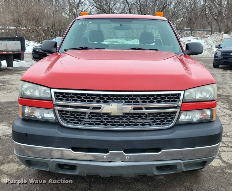 image for item NO9996 2005 Chevrolet 2500HD Silverado pickup truck