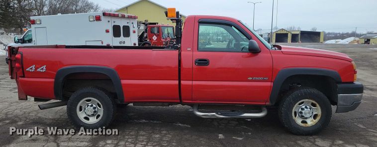 image for item NO9996 2005 Chevrolet 2500HD Silverado pickup truck