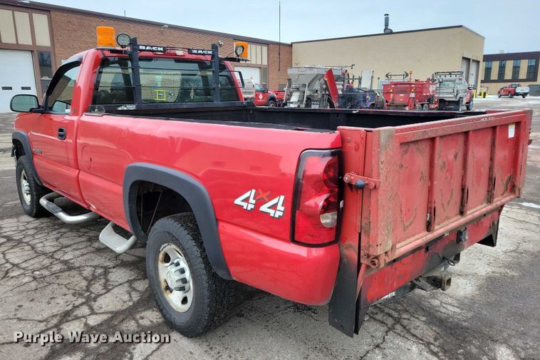 image for item NO9996 2005 Chevrolet 2500HD Silverado pickup truck