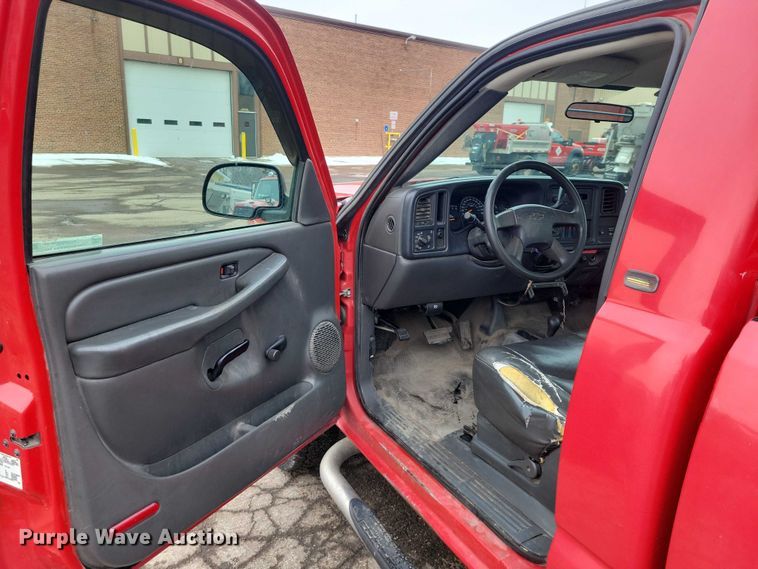 image for item NO9996 2005 Chevrolet 2500HD Silverado pickup truck