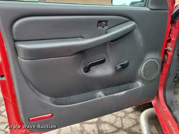 image for item NO9996 2005 Chevrolet 2500HD Silverado pickup truck