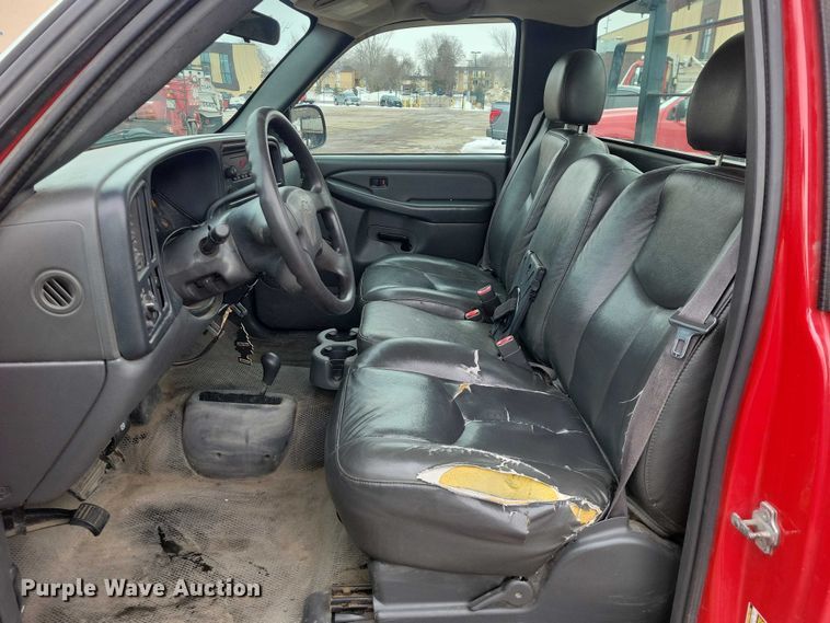 image for item NO9996 2005 Chevrolet 2500HD Silverado pickup truck