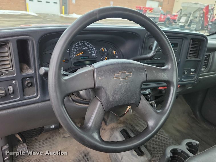 image for item NO9996 2005 Chevrolet 2500HD Silverado pickup truck